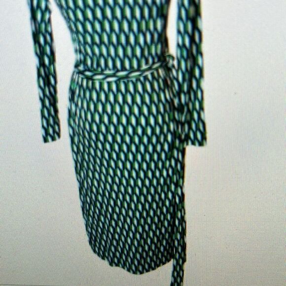 DVF Green Geometric Print Wrap Dress 👗 Chic & Polished! Great for Travel 🧳 ✈️ - Picture 13 of 17